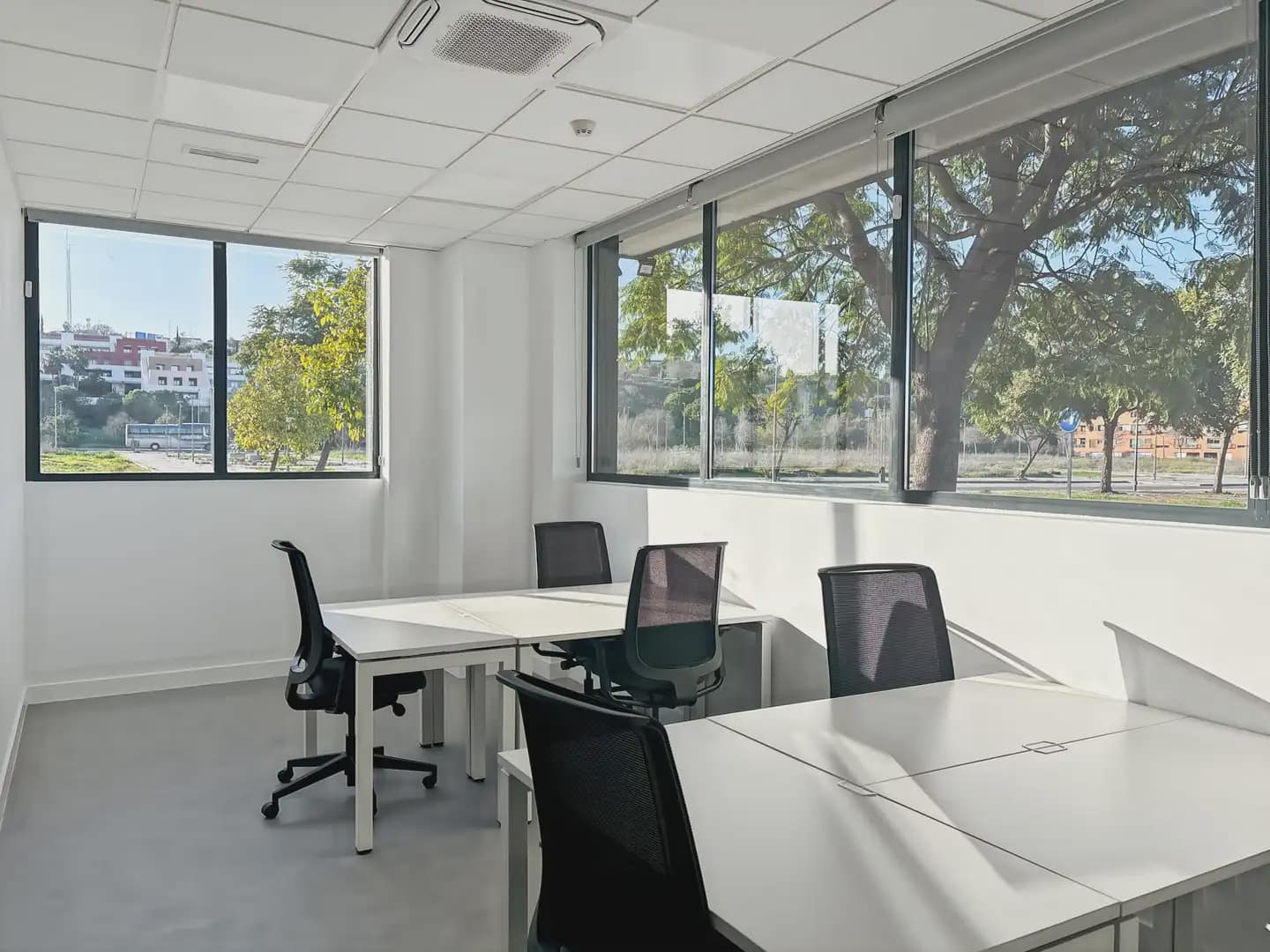 Office for rent in Camas with garage - € 1,169 (Ref: 9810123)