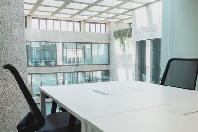 Kontor til leje i Aeropuerto, Madrid by med garage - € 109 (Ref: 9810138)