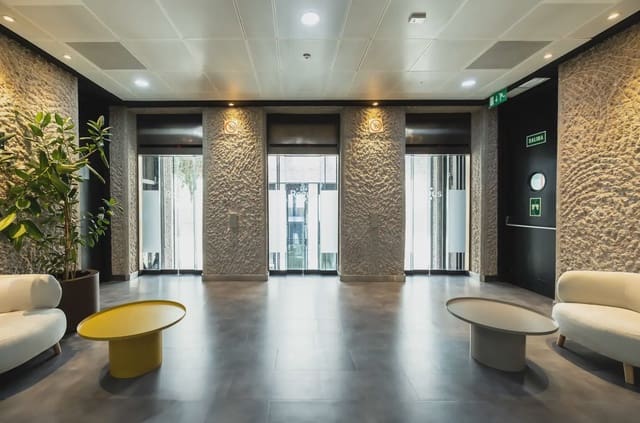 Bureau à louer à Aeropuerto, Madrid ville avec garage - 199 € (Ref: 9810139)