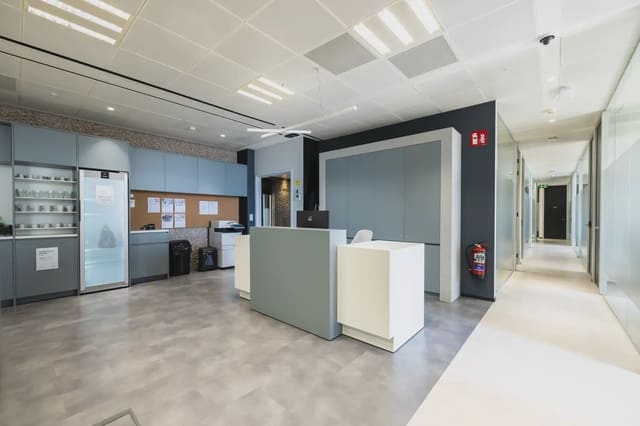 Kantoor te huur in Aeropuerto, Madrid stad met garage - € 588 (Ref: 9810142)