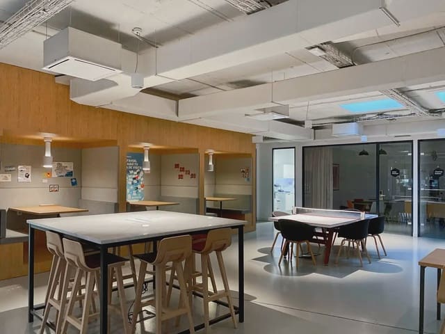 Kantoor te huur in El Poblenou, Barcelona stad met garage - € 3.827 (Ref: 9810239)