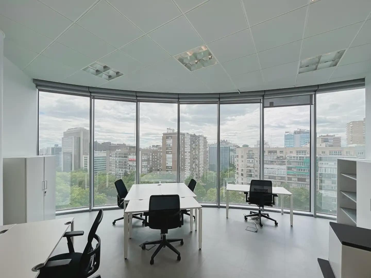 Oficina en Madrid ciudad en alquiler con garaje - 149 € (Ref: 9810251)