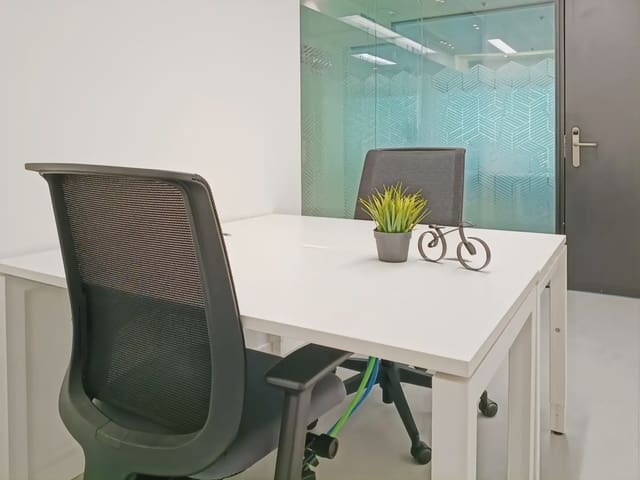 Kantoor te huur in La Vila Olímpica del Poblenou, Barcelona stad met garage - € 189 (Ref: 9810285)