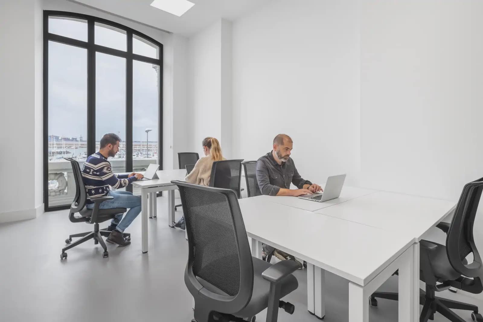 Office for rent in Gijon with garage - € 889 (Ref: 9810318)