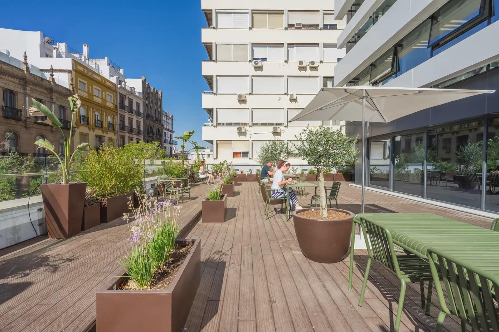 Oficina en Sevilla ciudad en alquiler con garaje - 1.878 € (Ref: 9810330)