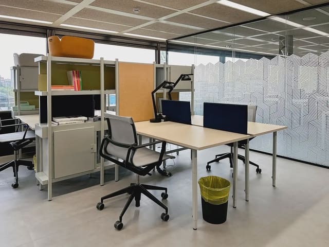 Kantoor te huur in Cuatro Caminos, Madrid stad met garage - € 456 (Ref: 9810351)