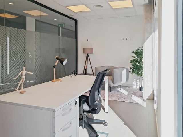 Kontor til leie i El Poblenou, Barcelona by med garasje - € 349 (Ref: 9810355)