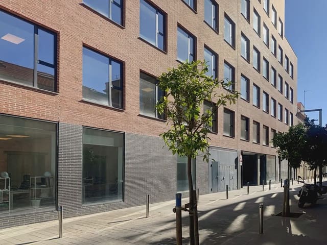 Kontor til leie i El Poblenou, Barcelona by med garasje - € 349 (Ref: 9810355)