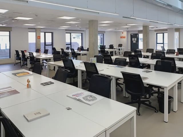 Oficina en El Poblenou, Barcelona ciudad en alquiler con garaje - 459 € (Ref: 9810461)