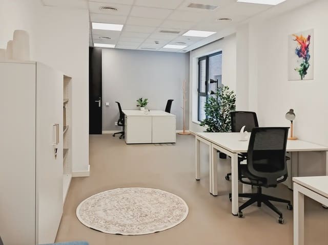 Kontor til leie i El Poblenou, Barcelona by med garasje - € 918 (Ref: 9810462)