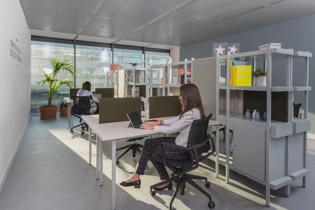 Office for rent in Valdefuentes, Madrid city with garage - € 135 (Ref: 9810465)