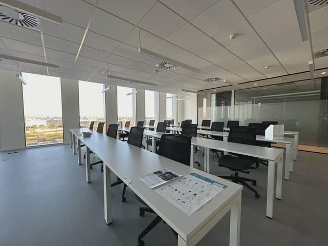 Biuro do wynajęcia w Valdefuentes, Miasto Madryt z garażem - 135 € (Ref: 9810481)