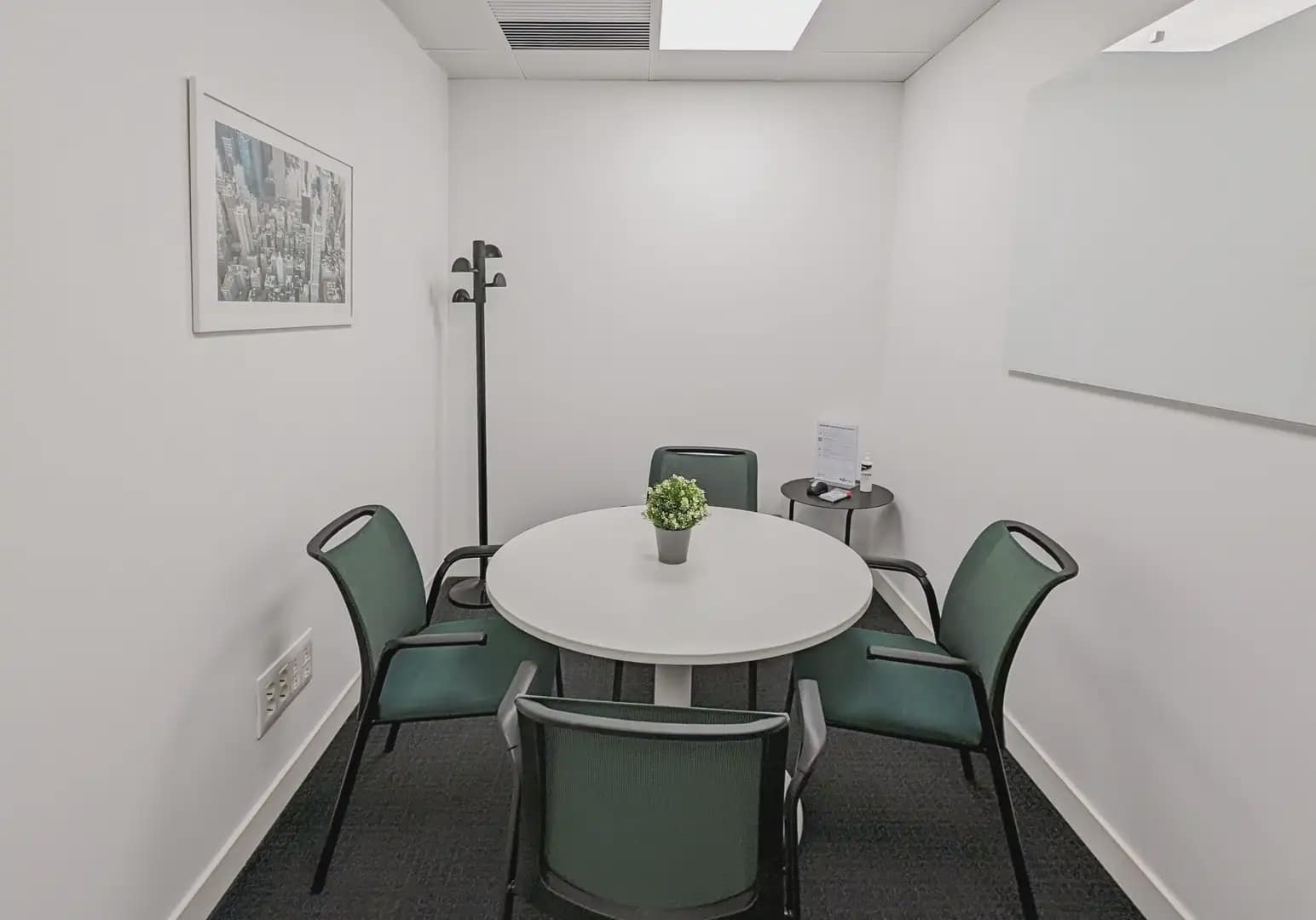 Bureau à louer à Madrid ville avec garage - 26 040 € (Ref: 9810579)