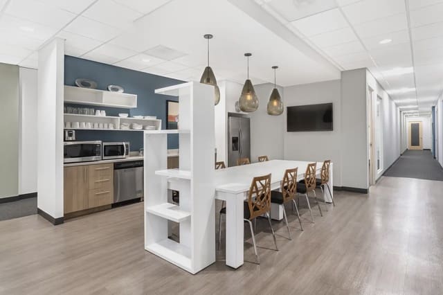 Kontor til leie i Cornellà de Llobregat med garasje - € 12 233 (Ref: 9810591)