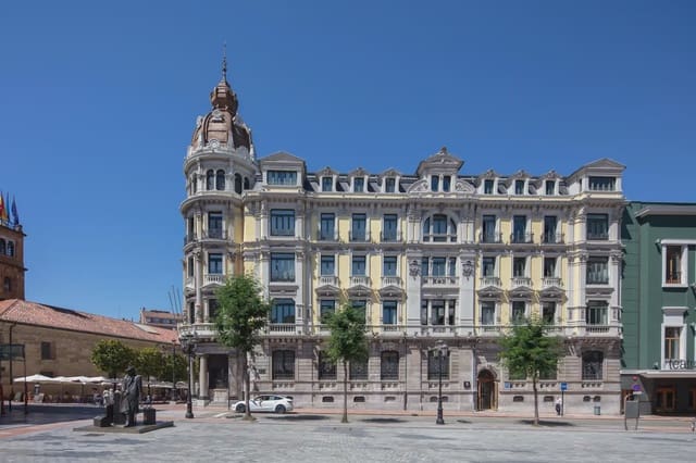 Biuro do wynajęcia w Centro Urbano, Oviedo z basenem garażem - 14 134 € (Ref: 9810605)