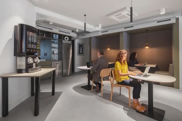 Biuro do wynajęcia w Centro Urbano, Oviedo z basenem garażem - 14 134 € (Ref: 9810605)