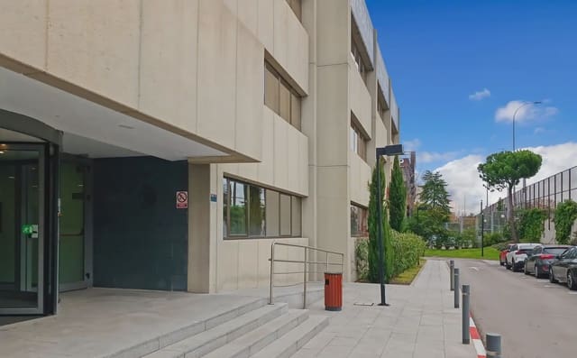 Toimisto vuokrattavana paikassa El Plantío, Madrid kaupunki mukana 
autotalli - 8 931 € (Ref: 9810615)