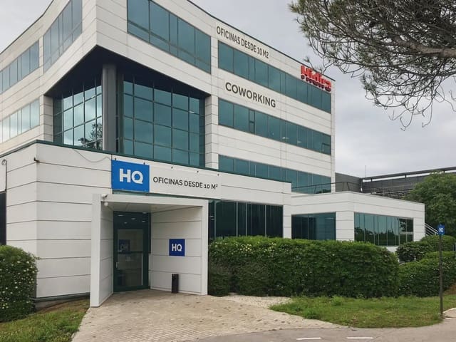 Toimisto vuokrattavana paikassa El Prat de Llobregat mukana 
autotalli - 125 € (Ref: 9810777)
