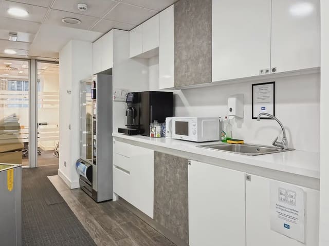 Kantoor te huur in Cuatro Caminos, Madrid stad met garage - € 149 (Ref: 9810781)