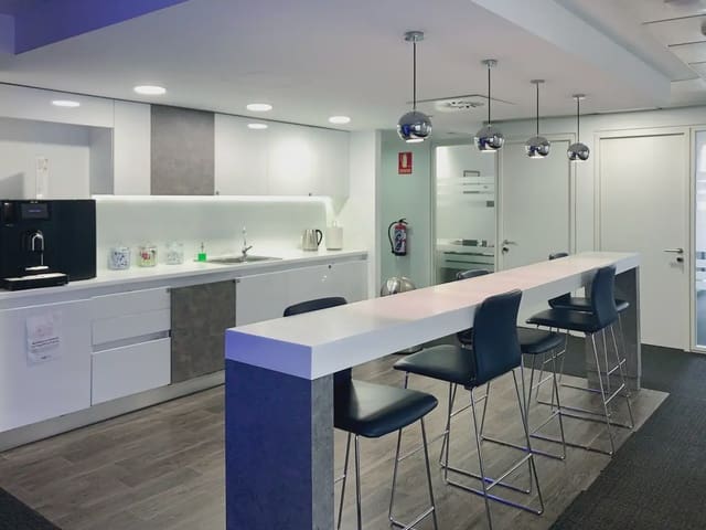 Office for rent in Castillejos, Madrid city with garage - € 149 (Ref: 9810782)