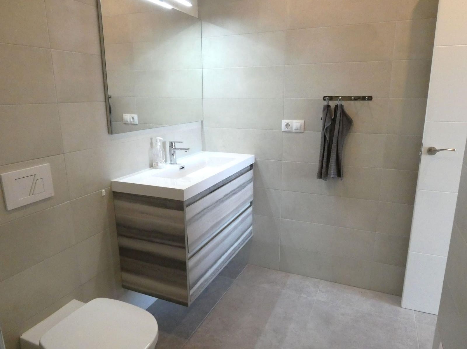 Apartamento de 3 habitaciones en Torrevieja en venta con piscina garaje - 299.000 € (Ref: 9096127)
