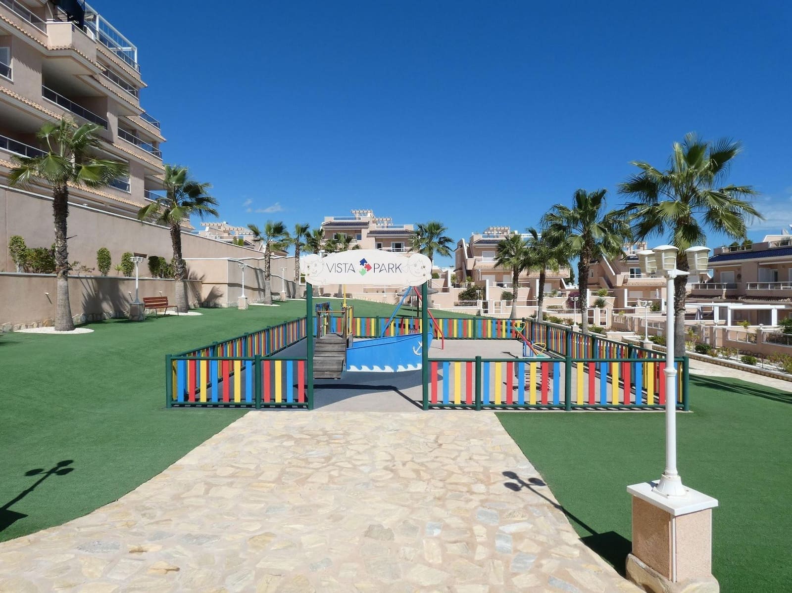 Apartamento de 3 habitaciones en Torrevieja en venta con piscina garaje - 299.000 € (Ref: 9096127)