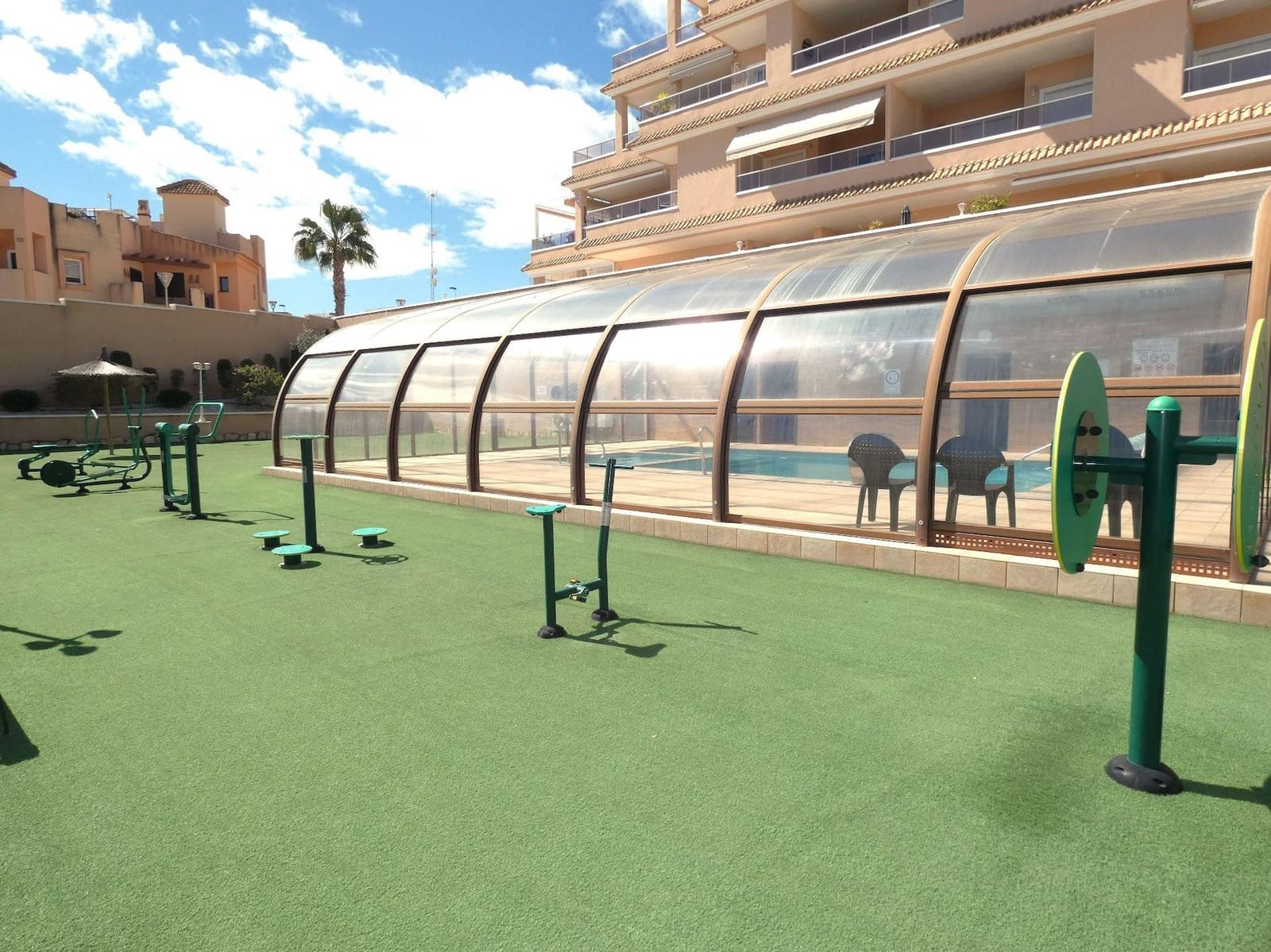Apartamento de 3 habitaciones en Torrevieja en venta con piscina garaje - 299.000 € (Ref: 9096127)