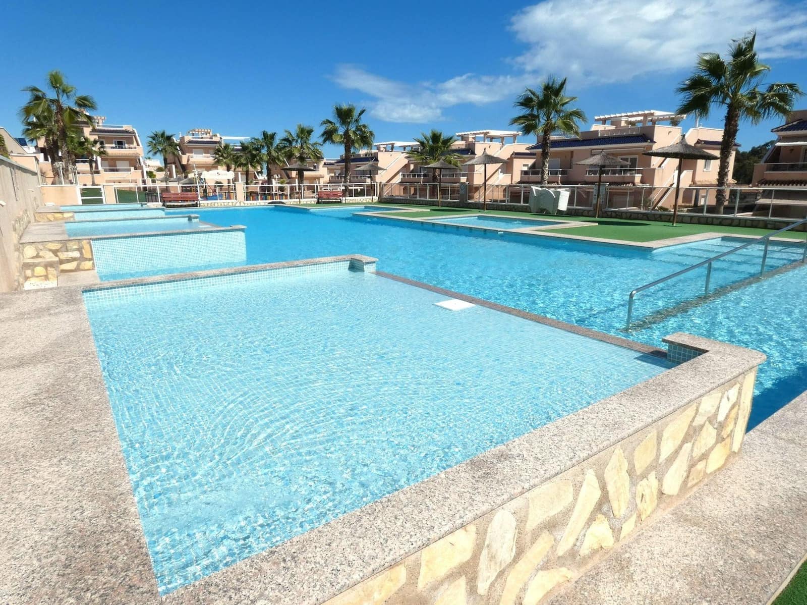 Apartamento de 3 habitaciones en Torrevieja en venta con piscina garaje - 299.000 € (Ref: 9096127)