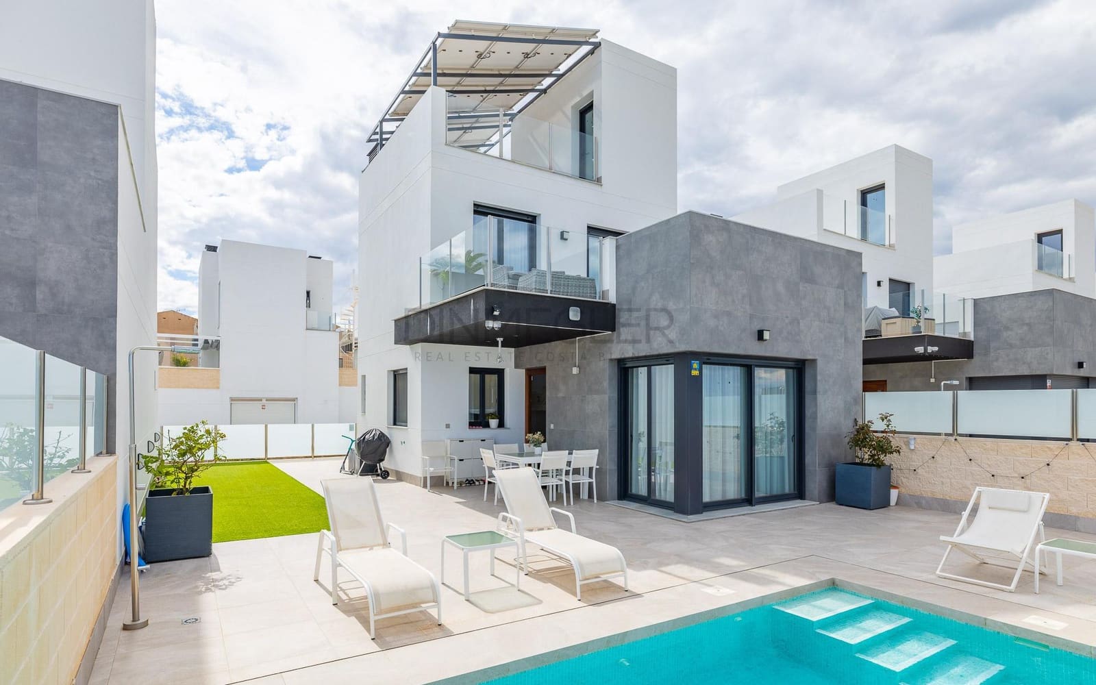 3 soverom Villa til salgs i Torrevieja med svømmebasseng garasje - € 670 000 (Ref: 9096132)