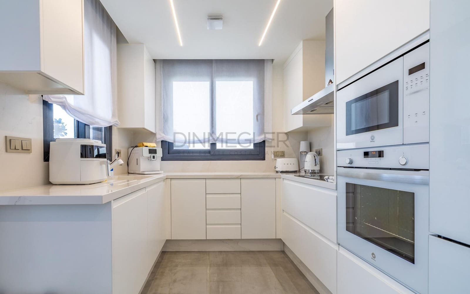 3 soverom Villa til salgs i Torrevieja med svømmebasseng garasje - € 670 000 (Ref: 9096132)