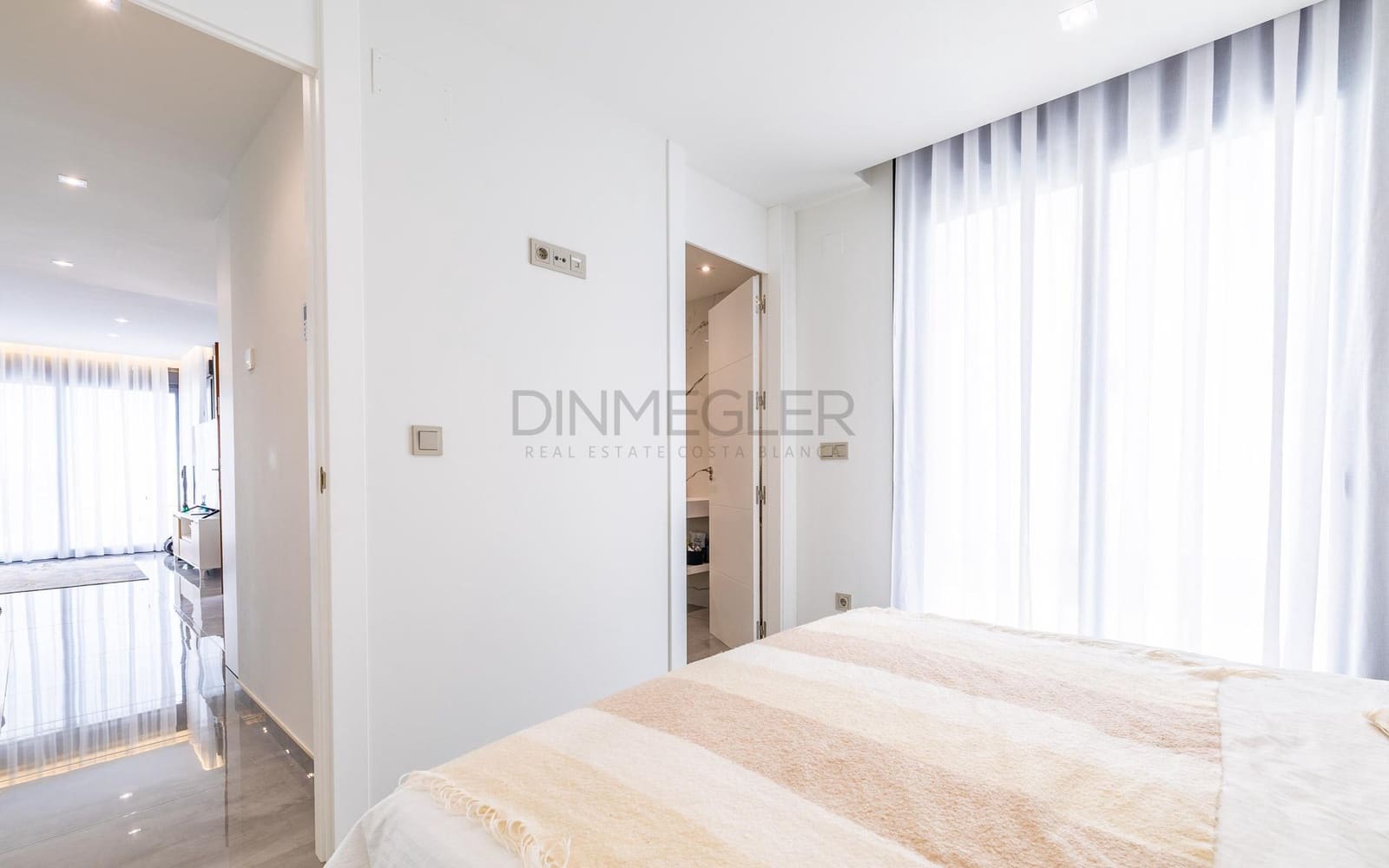 3 soverom Villa til salgs i Torrevieja med svømmebasseng garasje - € 670 000 (Ref: 9096132)