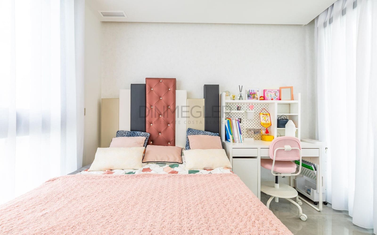 3 soverom Villa til salgs i Torrevieja med svømmebasseng garasje - € 670 000 (Ref: 9096132)