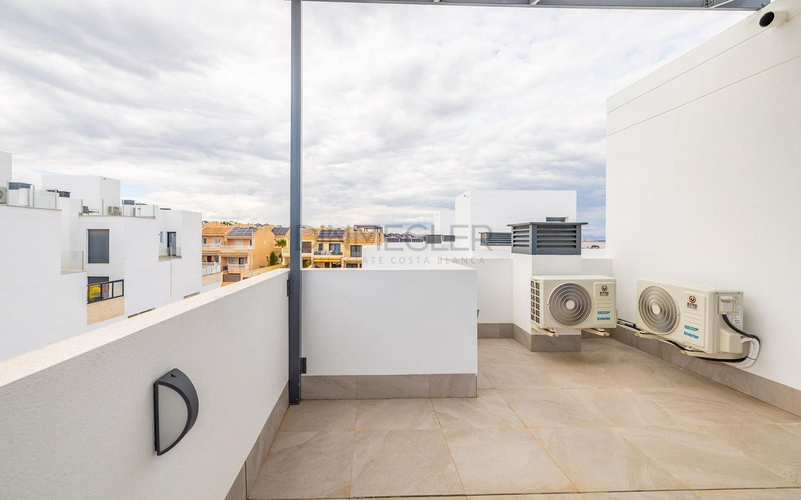 3 soverom Villa til salgs i Torrevieja med svømmebasseng garasje - € 670 000 (Ref: 9096132)