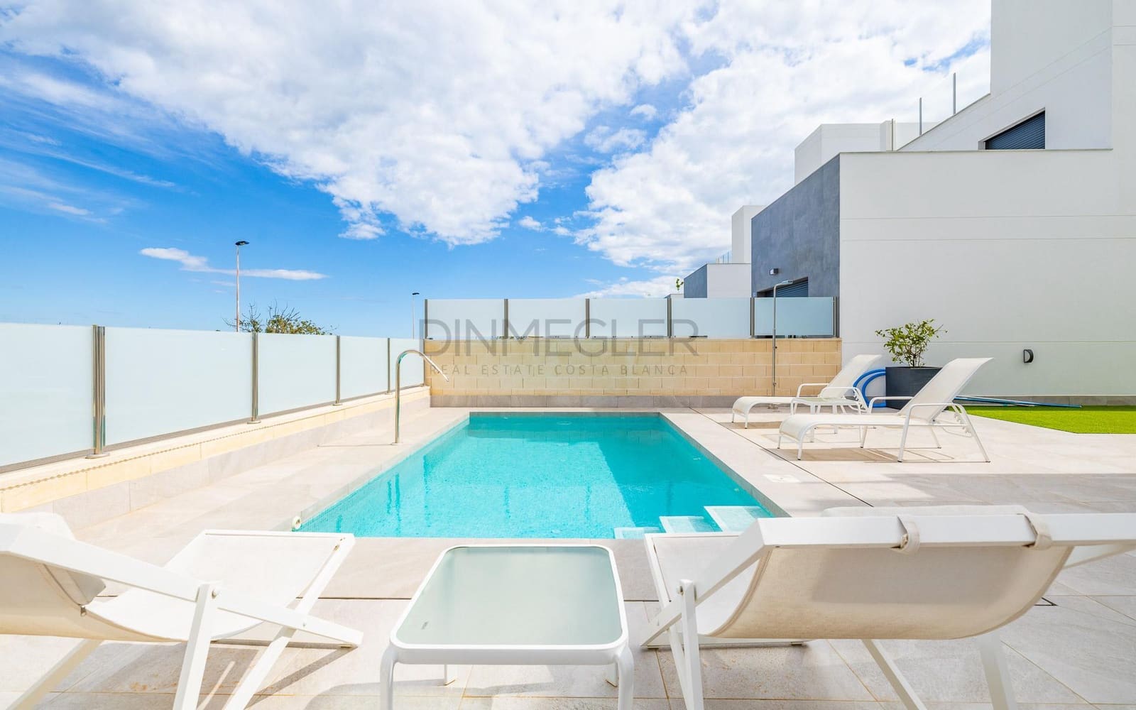 3 soverom Villa til salgs i Torrevieja med svømmebasseng garasje - € 670 000 (Ref: 9096132)