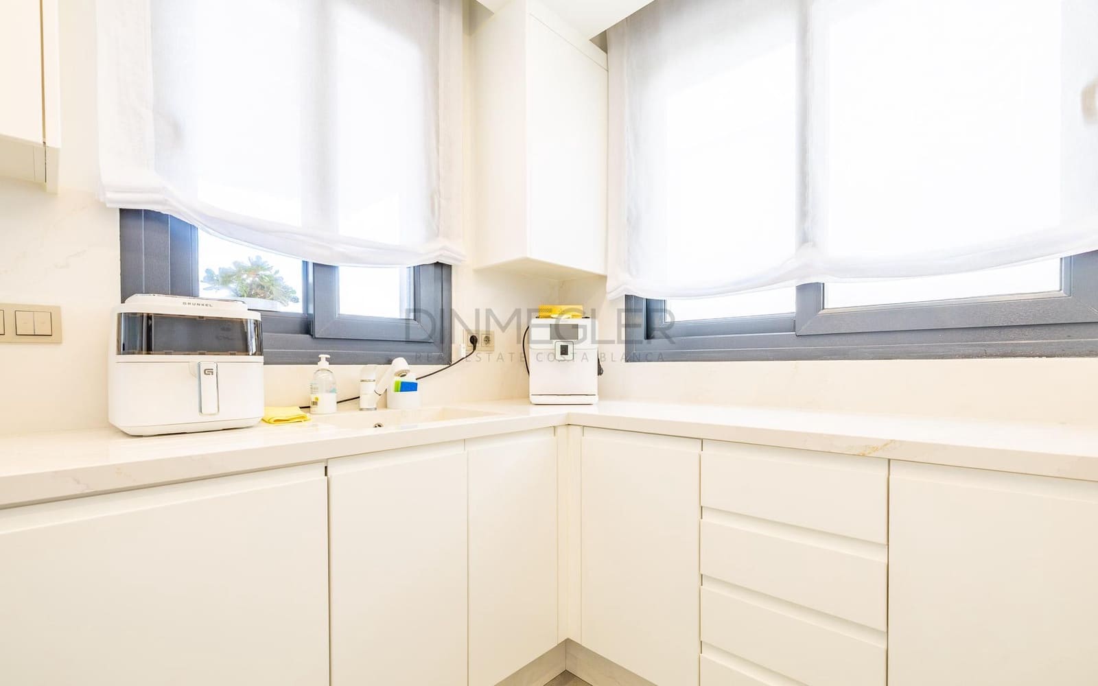 3 soverom Villa til salgs i Torrevieja med svømmebasseng garasje - € 670 000 (Ref: 9096132)