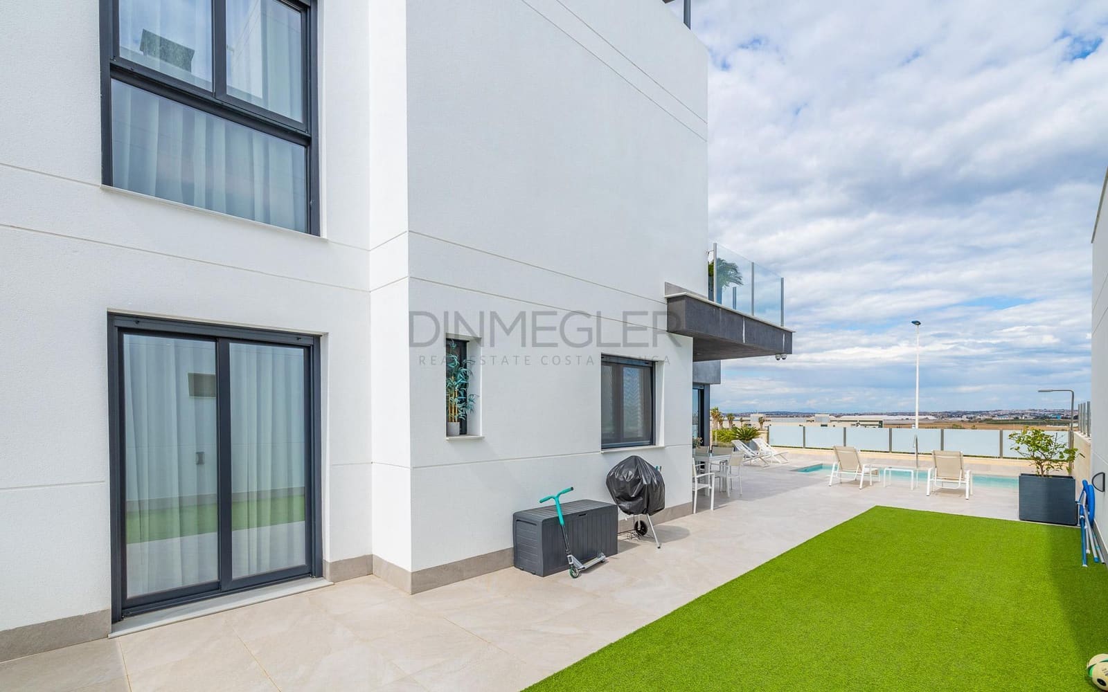 3 soverom Villa til salgs i Torrevieja med svømmebasseng garasje - € 670 000 (Ref: 9096132)