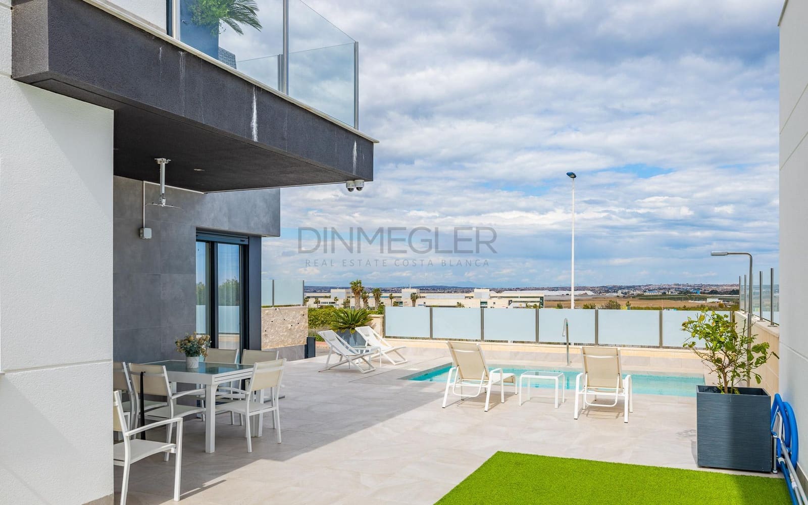 3 soverom Villa til salgs i Torrevieja med svømmebasseng garasje - € 670 000 (Ref: 9096132)