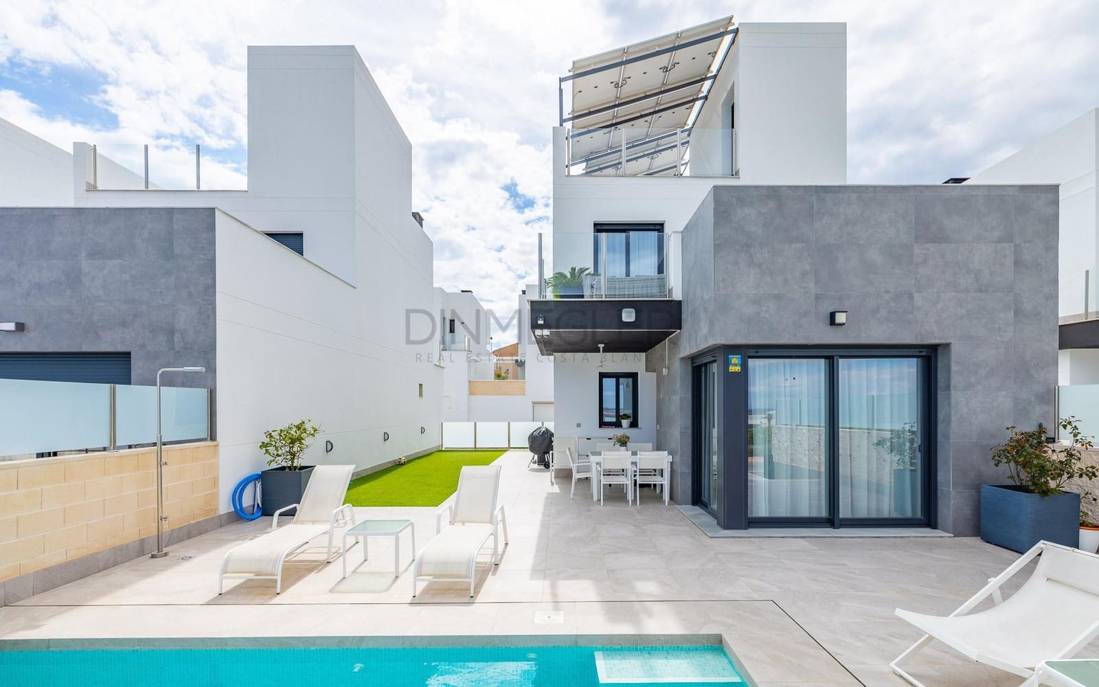 3 soverom Villa til salgs i Torrevieja med svømmebasseng garasje - € 670 000 (Ref: 9096132)