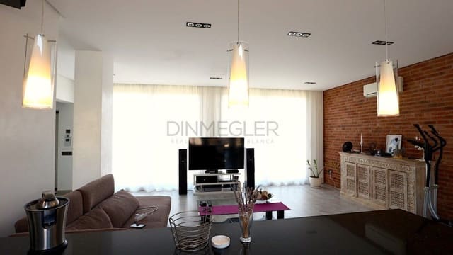 Chalet de 3 habitaciones en Torrevieja en venta con piscina garaje - 709.000 € (Ref: 9110507)