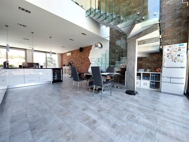 Chalet de 3 habitaciones en Torrevieja en venta con piscina garaje - 709.000 € (Ref: 9110507)