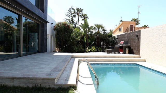 Chalet de 3 habitaciones en Torrevieja en venta con piscina garaje - 709.000 € (Ref: 9110507)