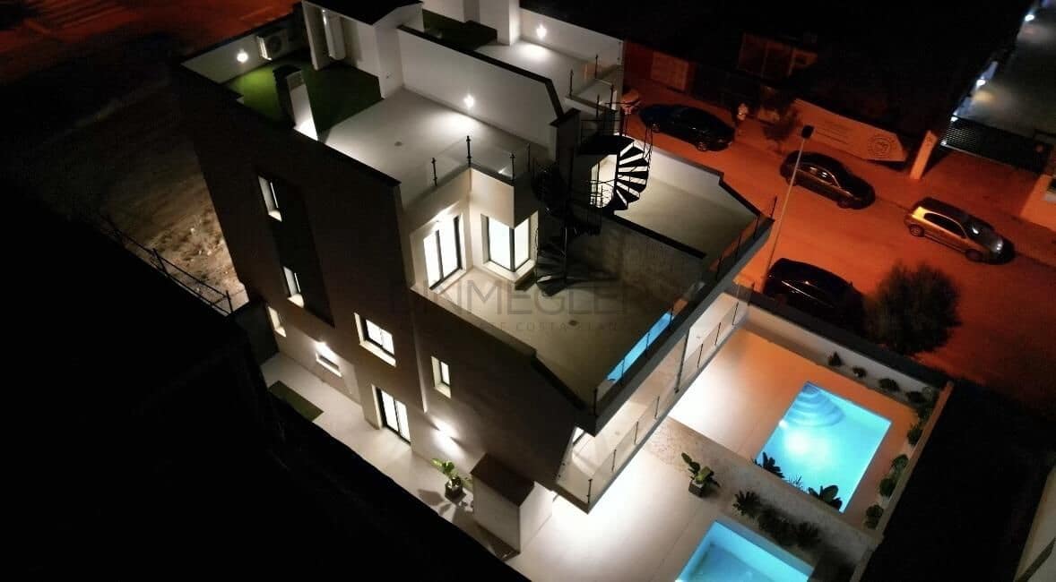 4 soveværelse Semi-Rækkehus til salg i Guardamar del Segura med swimmingpool - € 507.050 (Ref: 9230962)