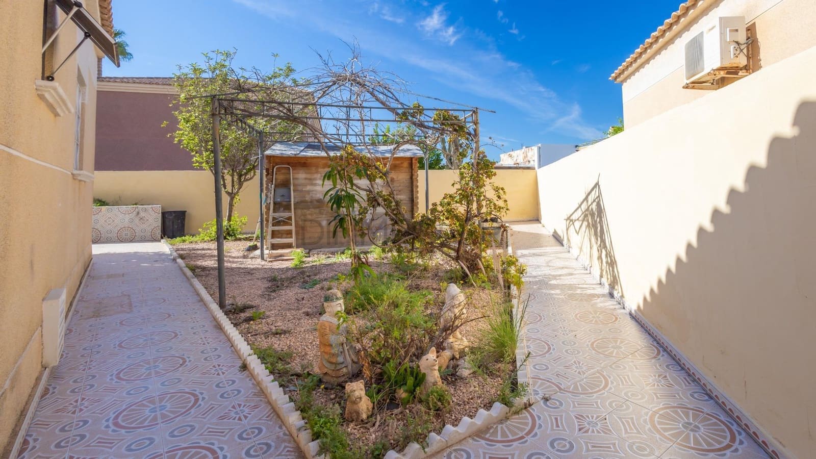 2 bedroom Villa for sale in Torrevieja with pool - € 235,000 (Ref: 9347636)