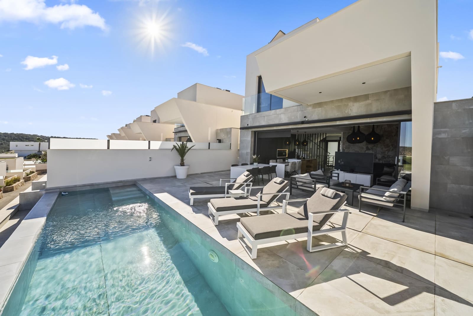 4 makuuhuone Huvila myytävänä paikassa Ciudad Quesada mukana uima-altaan 
autotalli - 749 000 € (Ref: 9440255)