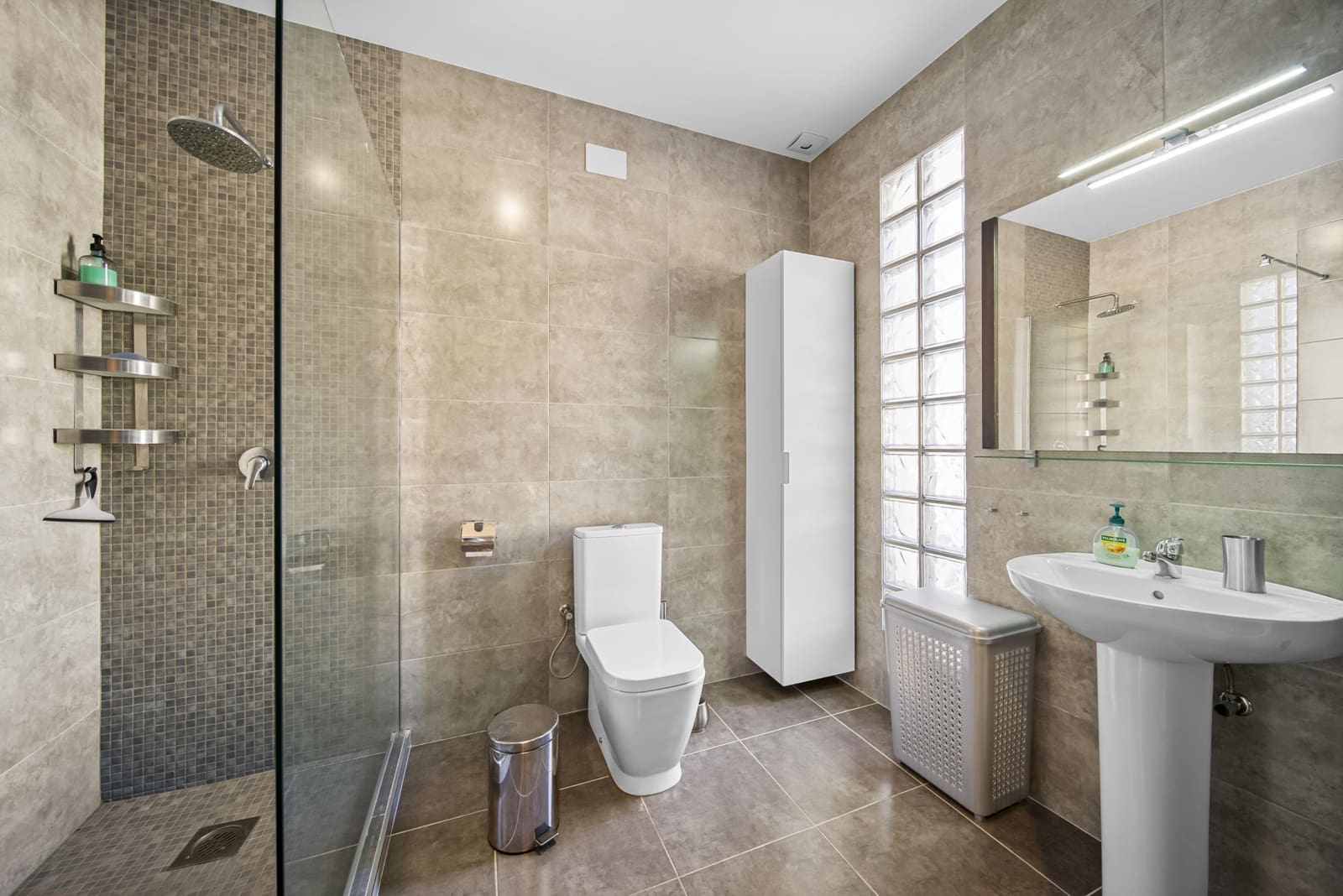 6 makuuhuone Huvila myytävänä paikassa La Zenia mukana uima-altaan 
autotalli - 1 600 000 € (Ref: 9578923)