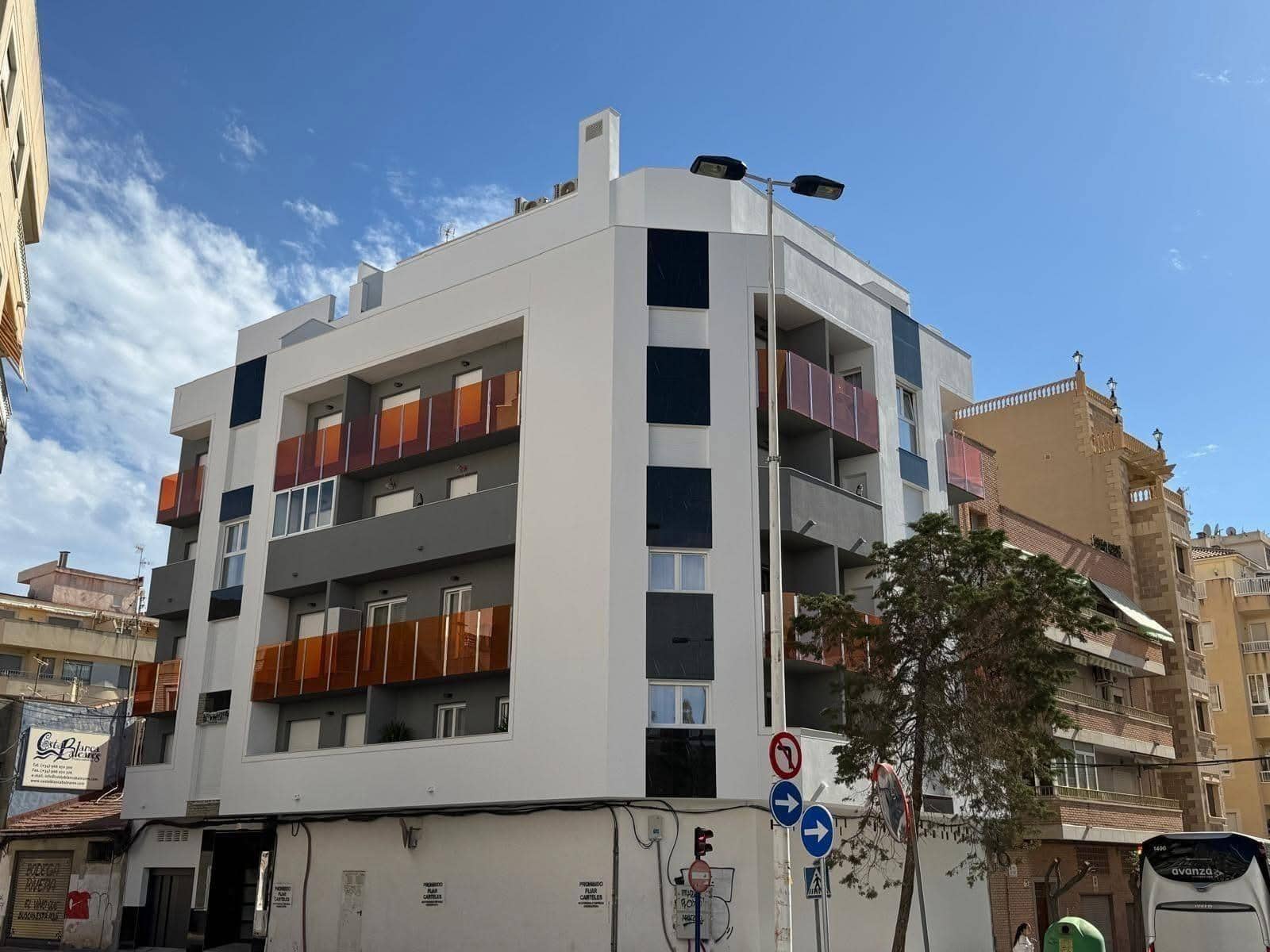 Apartamento de 2 habitaciones en Torrevieja en venta - 200.000 € (Ref: 9608242)