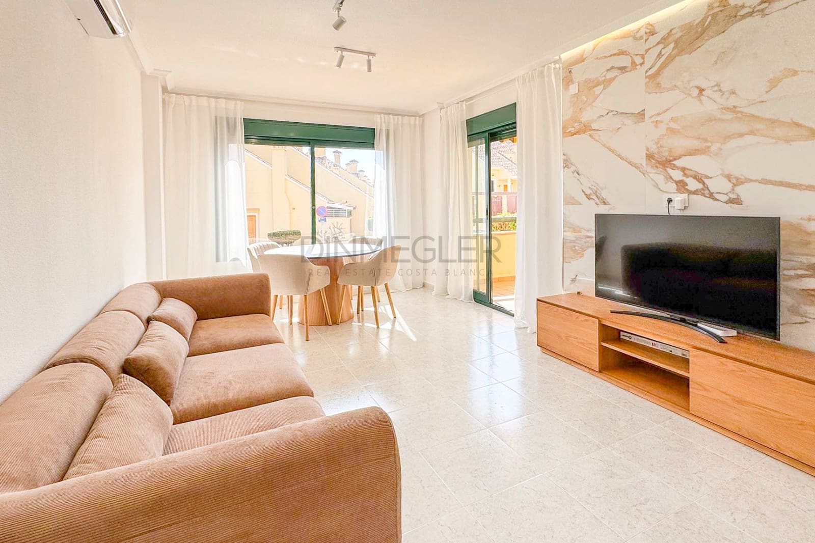 Apartamento de 2 habitaciones en Torrevieja en venta con piscina - 249.000 € (Ref: 9799478)
