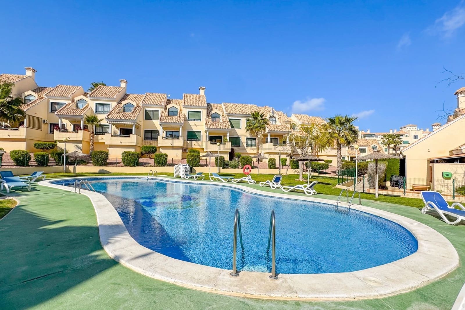 Apartamento de 2 habitaciones en Torrevieja en venta con piscina - 249.000 € (Ref: 9799478)