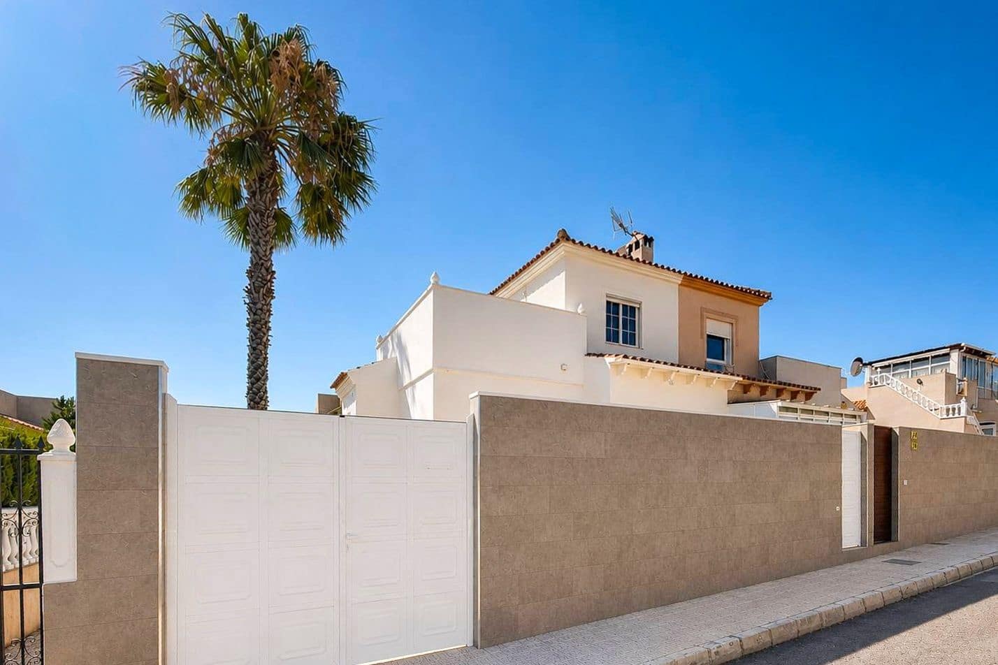 3 soverom Rekkehus til salgs i La Siesta med svømmebasseng garasje - € 239 000 (Ref: 9955965)