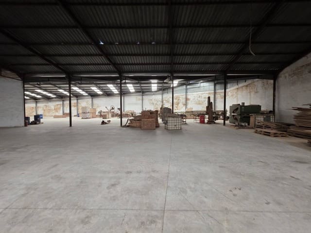 Commercial for sale in Domeño - € 750,000 (Ref: 9319832)